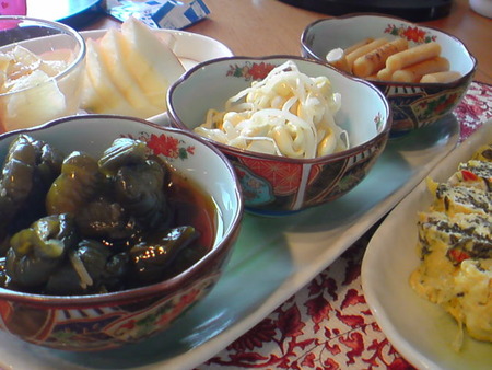 お漬物も並べて手軽に。朝ごはん