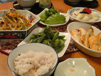 きんぴら炒めと焼き魚で和食ごはん。