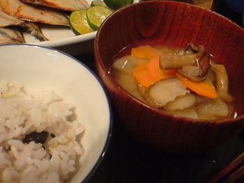 雑穀米と根菜汁。