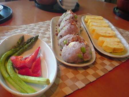 ｶﾗﾌﾙおにぎりで朝ごはん。