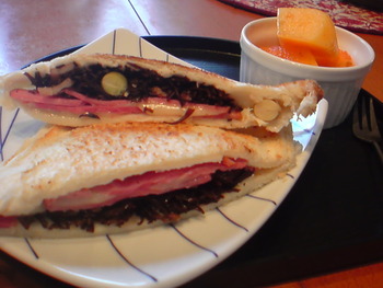 ひじき煮サンドで朝食♪