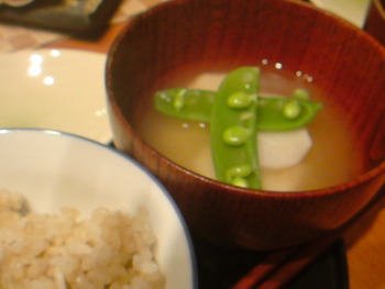 スナップえんどうと里芋のみそ汁