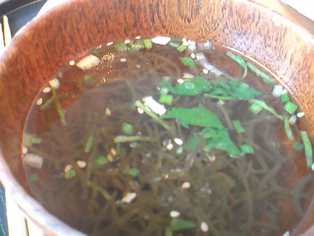 ｶﾗﾌﾙおにぎりで朝ごはん。