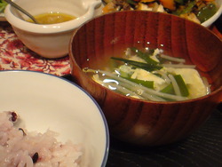 ｻﾗﾀﾞと野菜炒めでゆるベジな夕飯。