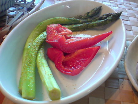 ｶﾗﾌﾙおにぎりで朝ごはん。