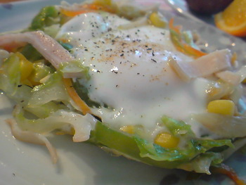 「巣ごもり卵」のパン朝食レシピ。