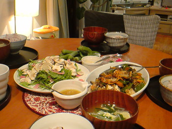 ｻﾗﾀﾞと野菜炒めでゆるベジな夕飯。