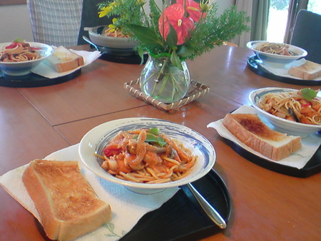 朝っぱらからトマトソースパスタ