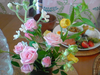 我が家の食卓花。