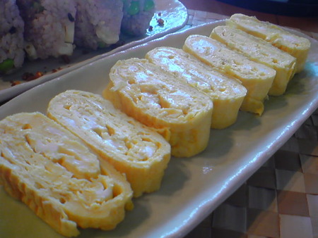 ｶﾗﾌﾙおにぎりで朝ごはん。