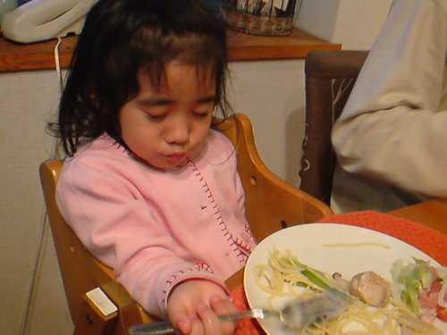 ご飯食べながら・・・居眠りしてますzzz・・