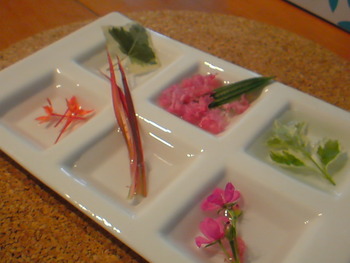 我が家の食卓花。