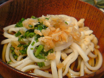 冷やしうどんの朝ごはん。