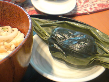 冷やしうどんの朝ごはん。