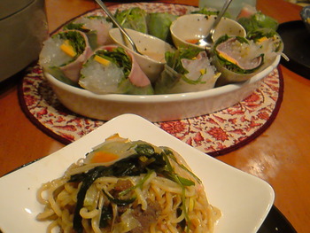 生春巻きと焼きそば。