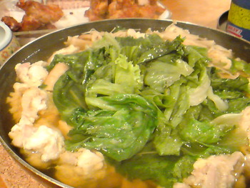レタスと鶏団子鍋。