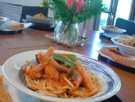 朝っぱらからトマトソースパスタ