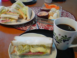 あふれんばかりのHLCサンド朝食