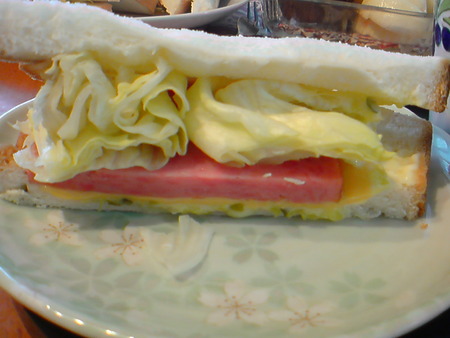あふれんばかりのHLCサンド朝食