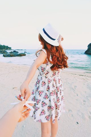 海ではしゃぐ女性