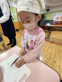 孫ちゃん、初包丁？ 2024/02/09 15:36:02