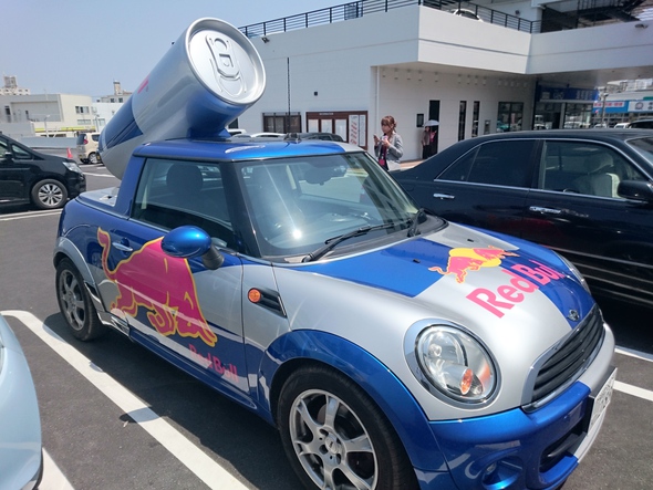 【新年度】我が社にレッドブルガールがやってきた！