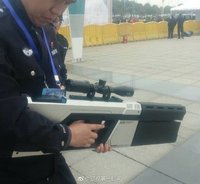 中国警察の違法ドローン制圧銃がカッコイイ！電波干渉で強制着陸 2017/03/15 23:41:04
