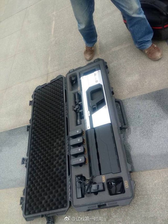 中国警察の違法ドローン制圧銃がカッコイイ！電波干渉で強制着陸
