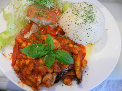 鶏肉とお豆のトマト煮込み!