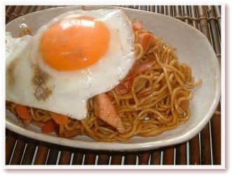 半熟目玉焼きのせ焼きそば
