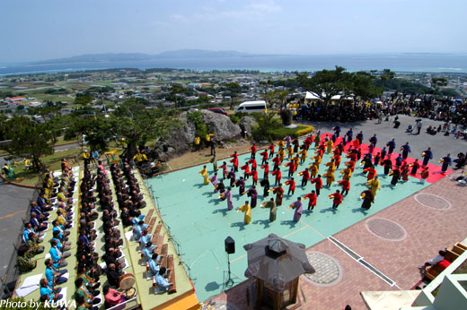 伊江村100歳の誕生日に、100人の歌と100人の踊り！