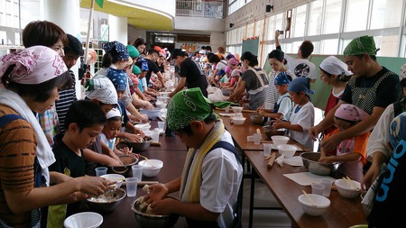 真嘉比小学校親子沖縄そば手打ち教室