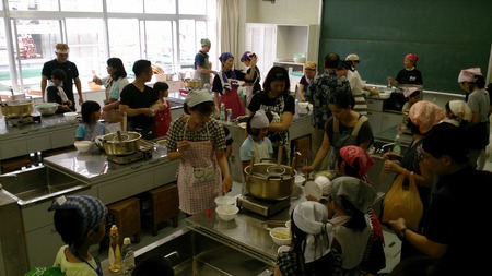 真嘉比小学校親子沖縄そば手打ち教室