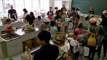 真嘉比小学校親子沖縄そば手打ち教室