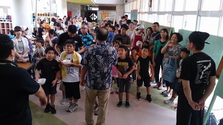 真嘉比小学校親子沖縄そば手打ち教室