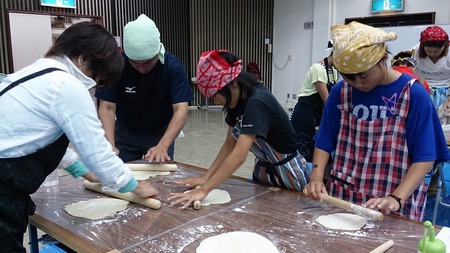 宜野湾市中央公民館沖縄そば親子手打ち教室