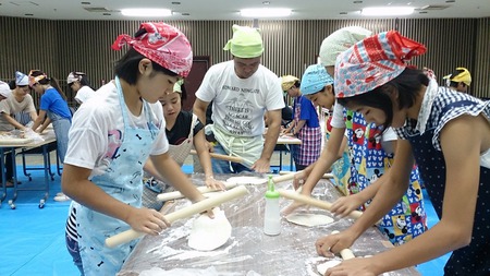 宜野湾市中央公民館沖縄そば親子手打ち教室