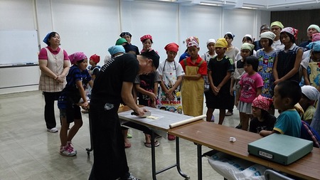 宜野湾市中央公民館沖縄そば親子手打ち教室