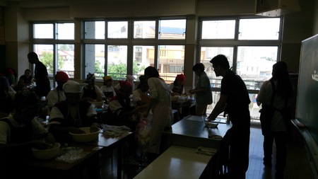 嘉手納中学校沖縄そば手打ち教室