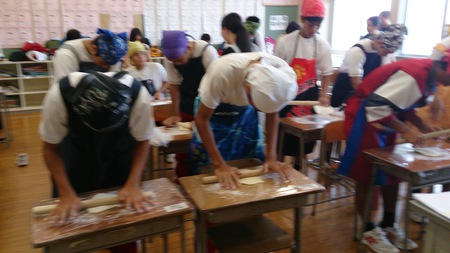 嘉手納中学校沖縄そば手打ち教室