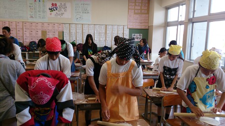 嘉手納中学校沖縄そば手打ち教室