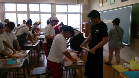 嘉手納中学校沖縄そば手打ち教室