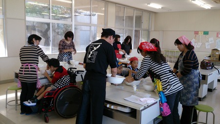 平敷屋小学校支援学級沖縄そば手打ち教室