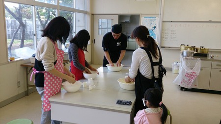 平敷屋小学校支援学級沖縄そば手打ち教室