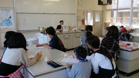 平敷屋小学校支援学級沖縄そば手打ち教室