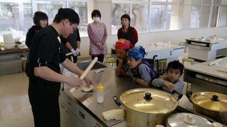平敷屋小学校支援学級沖縄そば手打ち教室