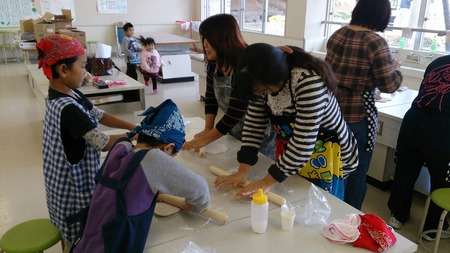 平敷屋小学校支援学級沖縄そば手打ち教室