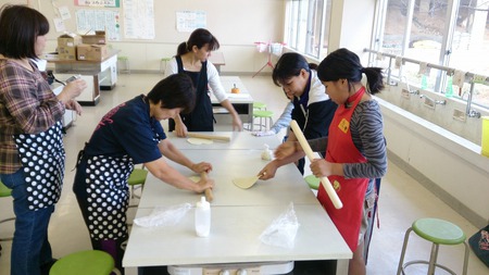 平敷屋小学校支援学級沖縄そば手打ち教室