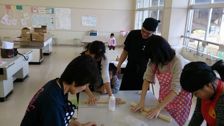 平敷屋小学校支援学級沖縄そば手打ち教室