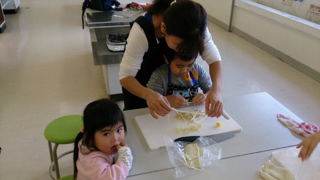 平敷屋小学校支援学級沖縄そば手打ち教室